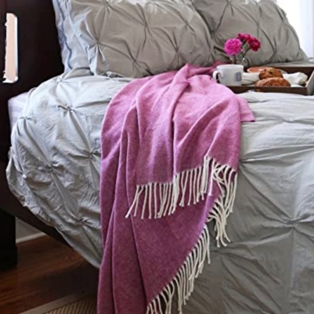 EUC The‎ Lands Downunder Italian Herringbone Throw Pink & white